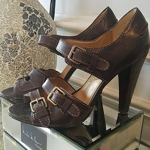 Tahari buckle heel